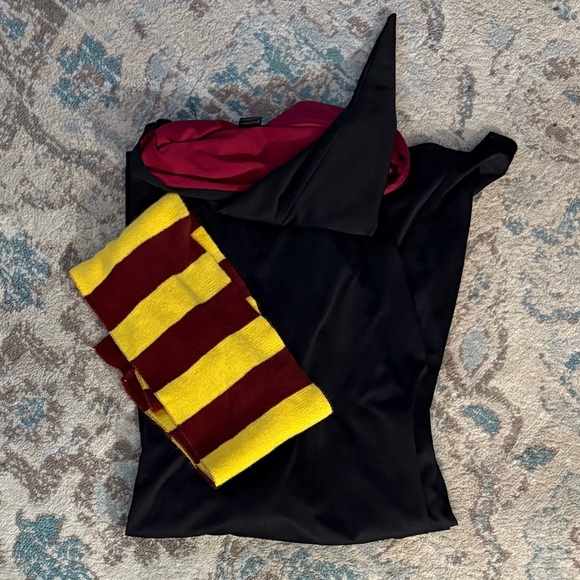 Harry Potter Robe With Gryffindor Emblem And Scarf Youth Size Large 10/12 - Picture 2 of 2
